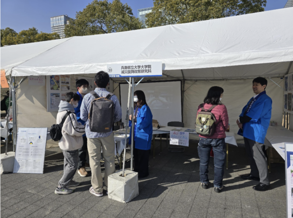 教員と大学院生で来場者に説明